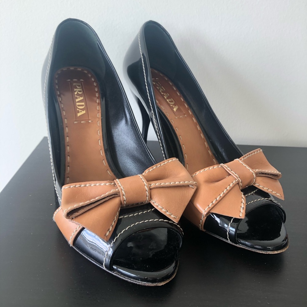 Prada black patent heels with tan bow - Picture 3 of 7
